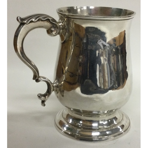 443 - An 18th Century Georgian silver tankard. London 1785. Approx. 202 grams. Est. £200 - £300.