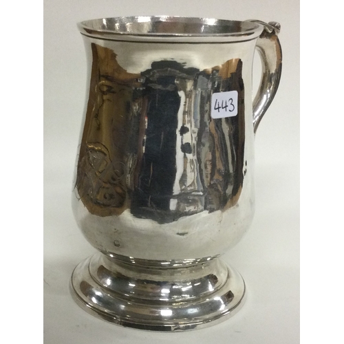 443 - An 18th Century Georgian silver tankard. London 1785. Approx. 202 grams. Est. £200 - £300.