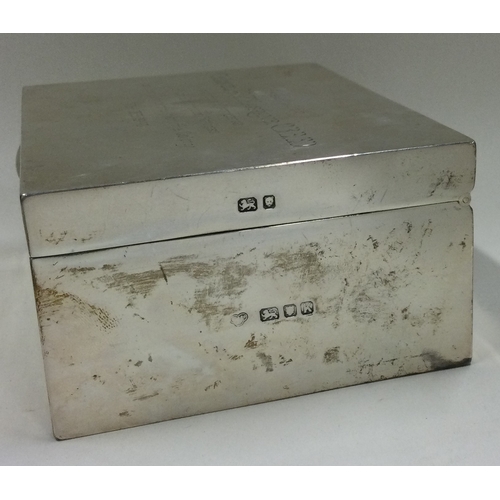 461 - A large hinged top silver cigarette box. London. Approx. 385 grams of gross weight. Est. £80 - £120.