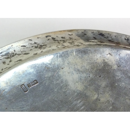 471 - WANG HING: A Chinese export silver salver engraved with dragons. Marked on feet. Approx. 215 grams. ... 