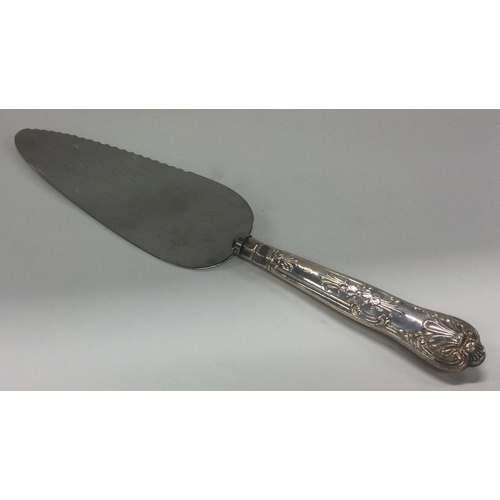 60 - A silver handled fish slice. Sheffield 1942. Approx. 75 grams. Est. £10 - £20.