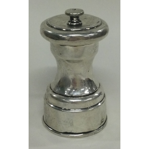 72 - A silver pepper grinder. London 1903. Approx. 138 grams. Est. £100 - £150.