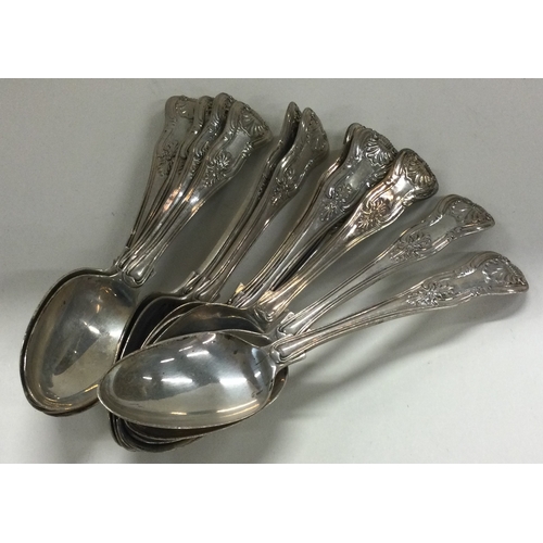 780 - A good set of twelve silver Kings' pattern teaspoons. Approx. 328 grams. Est. £100 - £150.