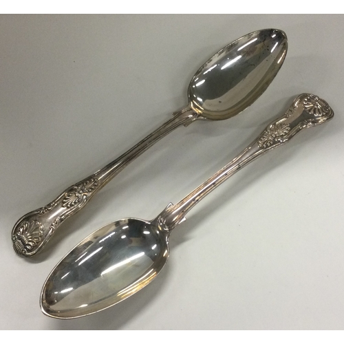 781 - A heavy silver pair of Kings' pattern table spoons. London. Approx. 119 grams. Est. £50 - £80.