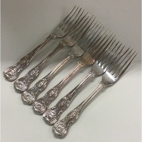 784 - A set of six silver Kings' pattern dessert forks. London. Approx. 374 grams. Est. £100 - £150.