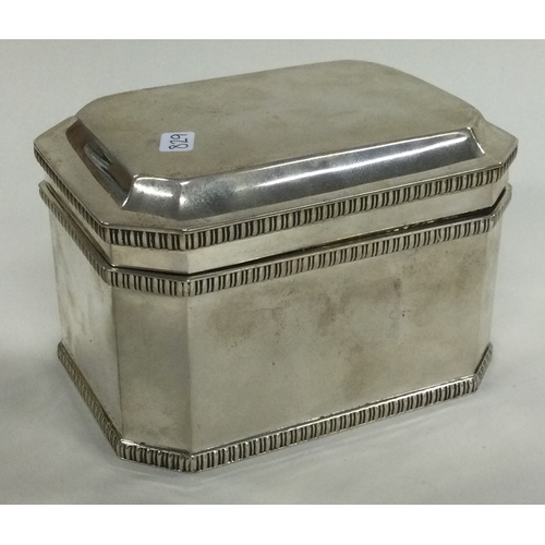 829 - A large silver tea caddy with hinged lid. London 1925. By William Bruford & Son. Approx. 433 grams. ... 