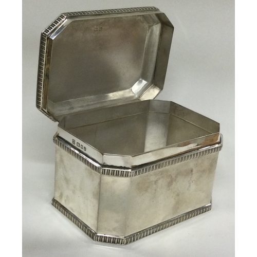 829 - A large silver tea caddy with hinged lid. London 1925. By William Bruford & Son. Approx. 433 grams. ... 