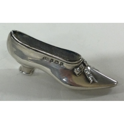 85 - A silver pin cushion in the form of a shoe. Birmingham 1904. By Levi & Salaman. Approx. 14 grams. Es... 