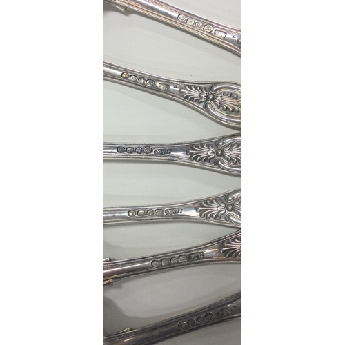 785 - A good set of six silver Kings' pattern dessert spoons. London. Approx. 388 grams. Est. £100 - £150.