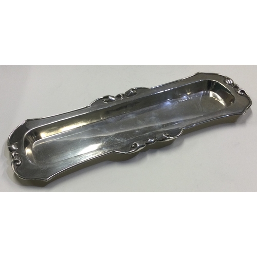111 - A large silver tray. London 1907. By Robert Pringle. Approx. 56 grams. Est. £50 - £80.