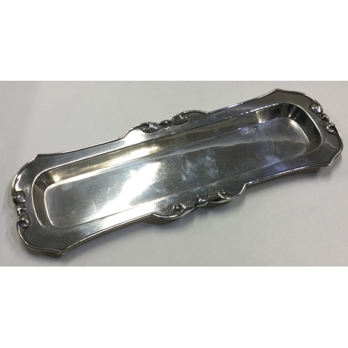 111 - A large silver tray. London 1907. By Robert Pringle. Approx. 56 grams. Est. £50 - £80.