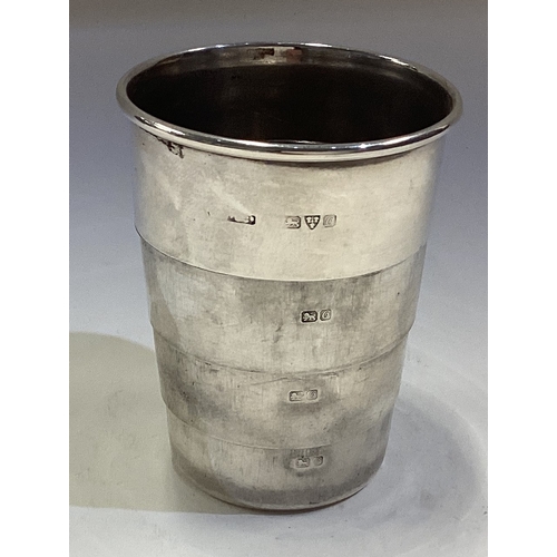 185 - CHESTER: A collapsible silver beaker in original case. 1914. Approx. 74 grams. Est. £150 - £200.