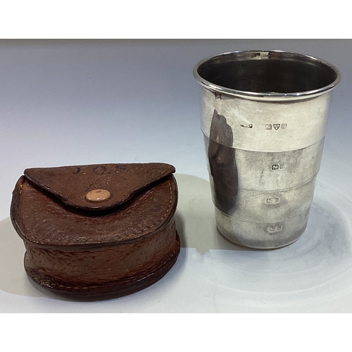 185 - CHESTER: A collapsible silver beaker in original case. 1914. Approx. 74 grams. Est. £150 - £200.