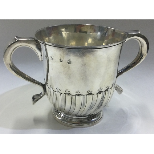 23 - A rare George I silver fluted porringer. London 1726. By Timothy Ley. Approx. 269 grams. Est. £800 -... 