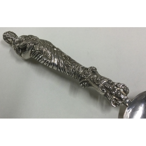 41 - A large heavy Antique silver spoon with figural handle. Approx. 119 grams. Est. £100 - £150.