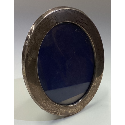 598 - A large oval silver picture frame. Est. £20 - £30.