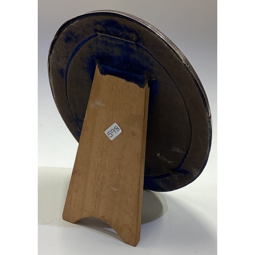598 - A large oval silver picture frame. Est. £20 - £30.