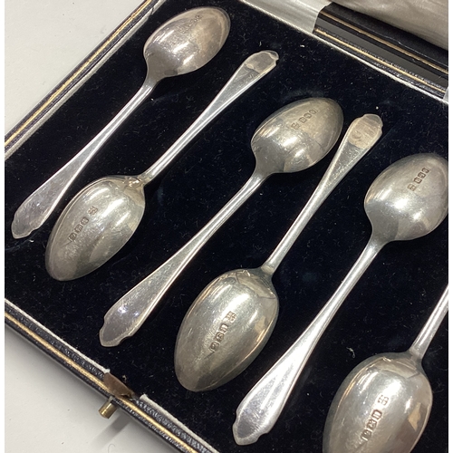 599 - A boxed set of six silver teaspoons. Sheffield. Approx. 60 grams. Est. £20 - £30.