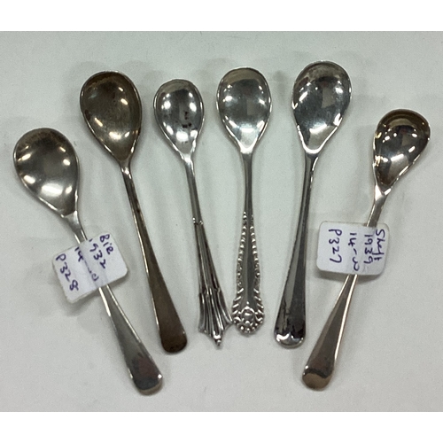 631 - A small collection of silver OE pattern salt spoons. Approx. 23 grams. Est. £20 - £30.