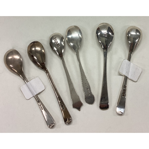 631 - A small collection of silver OE pattern salt spoons. Approx. 23 grams. Est. £20 - £30.