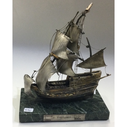 635 - A large silver model of the Mayflower ship on plinth. London 1981. Approx. 453 grams of gross weight... 