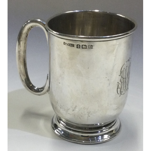 637 - A silver christening mug. Birmingham 1928. Approx. 55 grams. Est. £40 - £60.