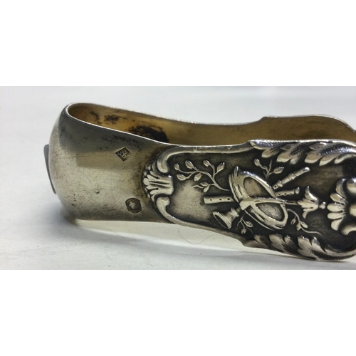 639 - A pair of silver claw ice tongs chased with floral decoration. Approx. 33 grams. Est. £30 - £40.