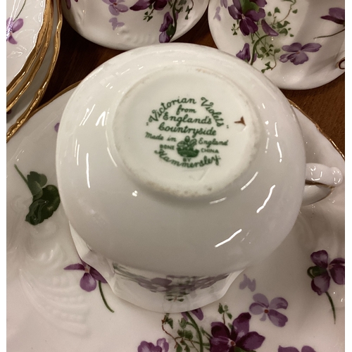 102 - An attractive part tea service. Est. £20 - £30.