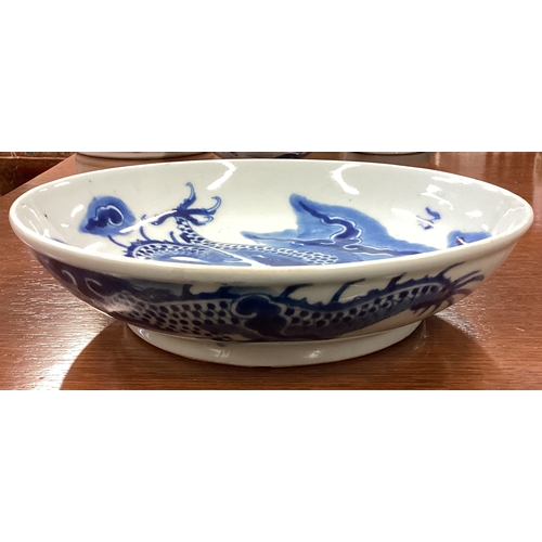 223 - A large Chinese blue and white bowl with dragon decoration. Est. £30 - £50.