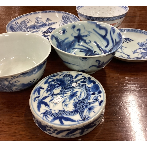 225 - A group of blue and white saucers, dishes etc. Est. £30 - £50.