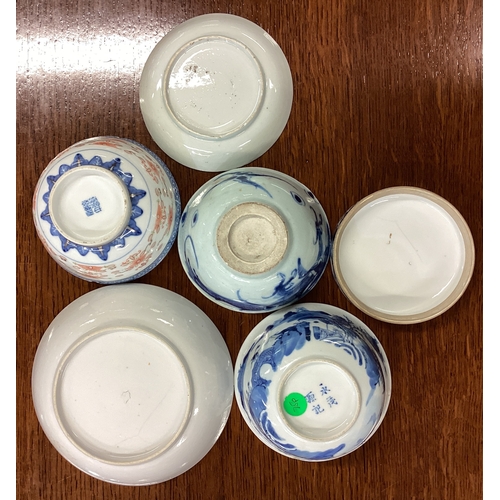 225 - A group of blue and white saucers, dishes etc. Est. £30 - £50.