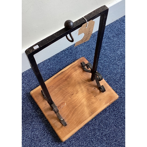 272 - An unusual wrought iron stand. Est. £20 - £30.