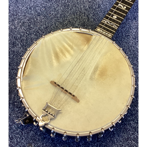 286 - A good quality five-string banjo. Est. £20 - £30.