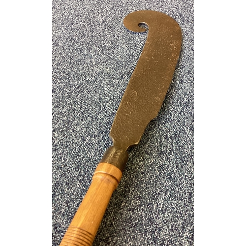 294 - A large and unusual axe. Est. £20 - £30.