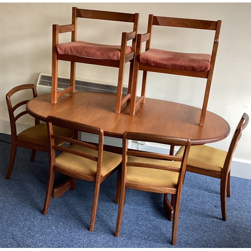 517 - A large retro table and six chairs. Est. £30 - £50.