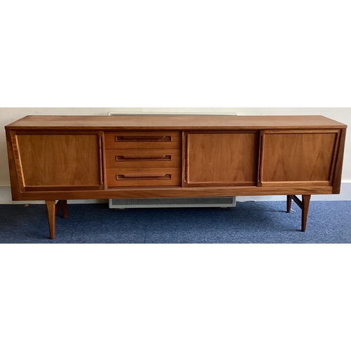 518 - A retro sideboard of typical form. Est. £40 - £60.