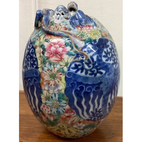 207 - A good Chinese vase attractively decorated with dragons. Signed to base. Est. £100 - £150.