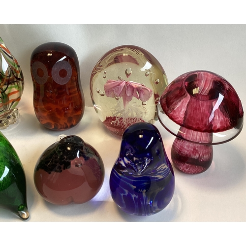 41 - A selection of glass paperweights in the form of animals to included Wedgwood. Est. £20 - £30.