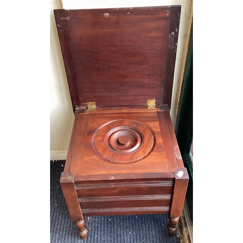 558 - An old mahogany commode. Est. £20 - £30.