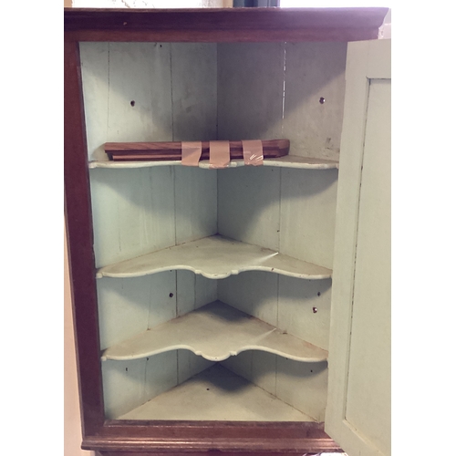 570 - A large oak corner cupboard with painted shelves to interior. Est. £20 - £30.