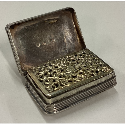 13 - A George III silver vinaigrette. Birmingham 1835. By Thomas Shaw. Approx. 17 grams. Est. £100 - £150... 