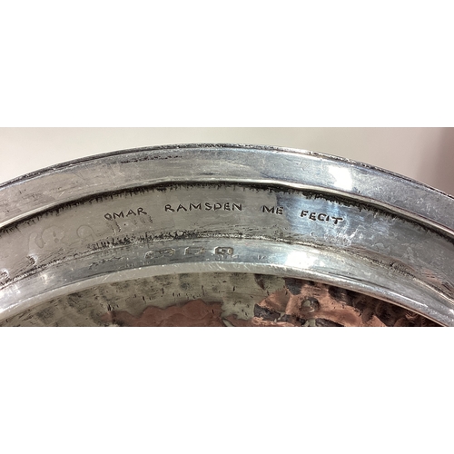 134 - OMAR RAMSDEN: A large silver lidded trophy cup. Lid signed 'Omar Ramsden Me Fecit'. Approx. 42cm hig... 