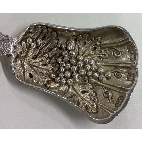 141 - A good silver caddy spoon with vine decoration. Birmingham. By BG. Approx. 25 grams. Est. £30 - £40.