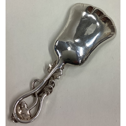 141 - A good silver caddy spoon with vine decoration. Birmingham. By BG. Approx. 25 grams. Est. £30 - £40.