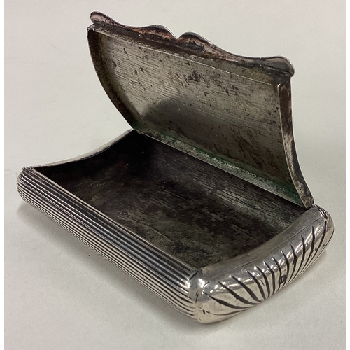 152 - A Continental silver snuff box with hinged lid. Approx. 57 grams. Est. £50 - £80.