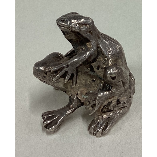 195 - A silver figure of two frogs. London 1976. Approx. 20 grams. Est. £40 - £60.