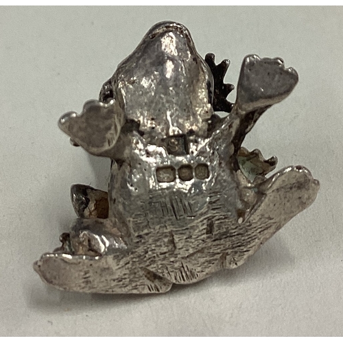 195 - A silver figure of two frogs. London 1976. Approx. 20 grams. Est. £40 - £60.