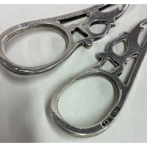 206 - A pair of pierced silver grape scissors. London 1993. Approx. 74 grams. Est. £80 - £120.