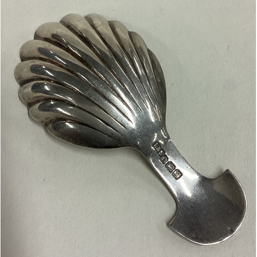 207 - A fluted silver caddy spoon. Birmingham 1922. By Levi & Salaman. Approx. 12 grams. Est. £20 - £30.