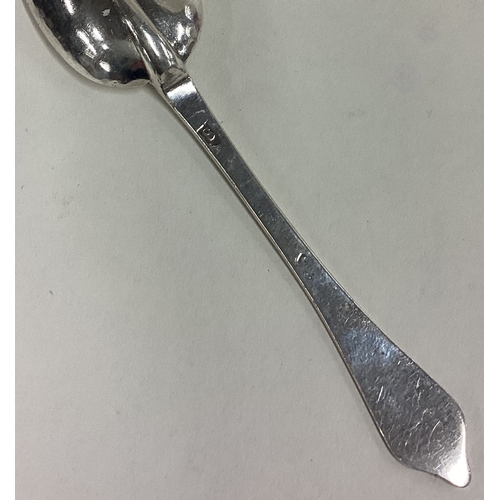 219 - An early 17th / 18th Century Queen Anne silver dog nose spoon. Approx. 31 grams. Est. £200 - £300.